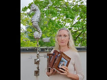 Charger et lire la vidéo dans la visionneuse de la Galerie, Louglediya, le Royaume des deux Couronnes - Les Enfants de l'Hyphale d'or tome 1 (version papier)